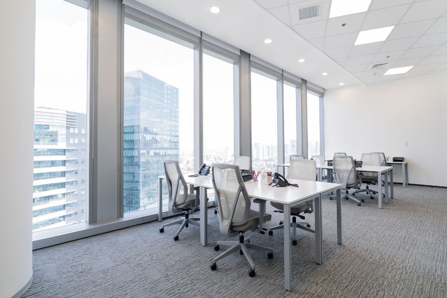 1. The workspace is bright & refreshing with floor-to-ceiling windows