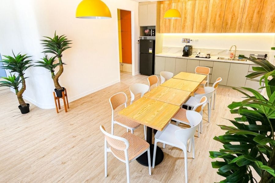 2. A fully equipped pantry and lunch area are available in the building